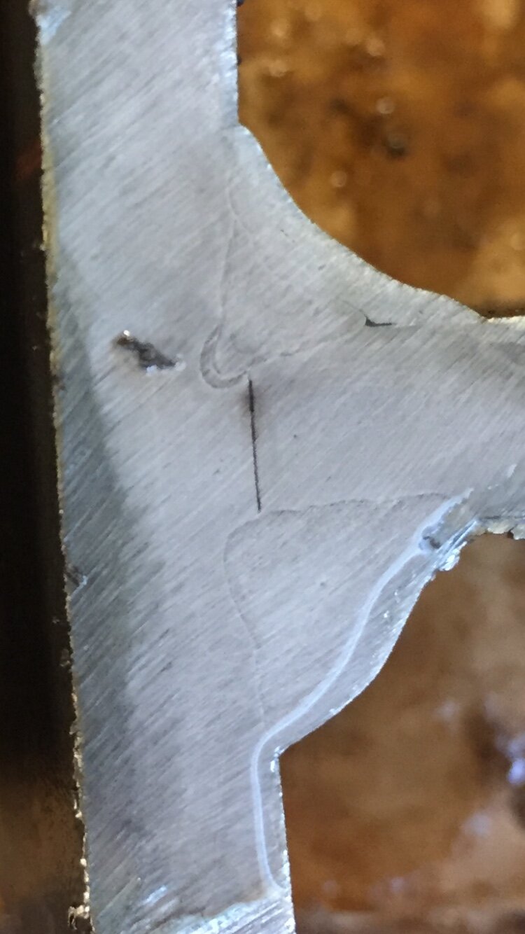 Détail photographique d’un assemblage métallique découpé